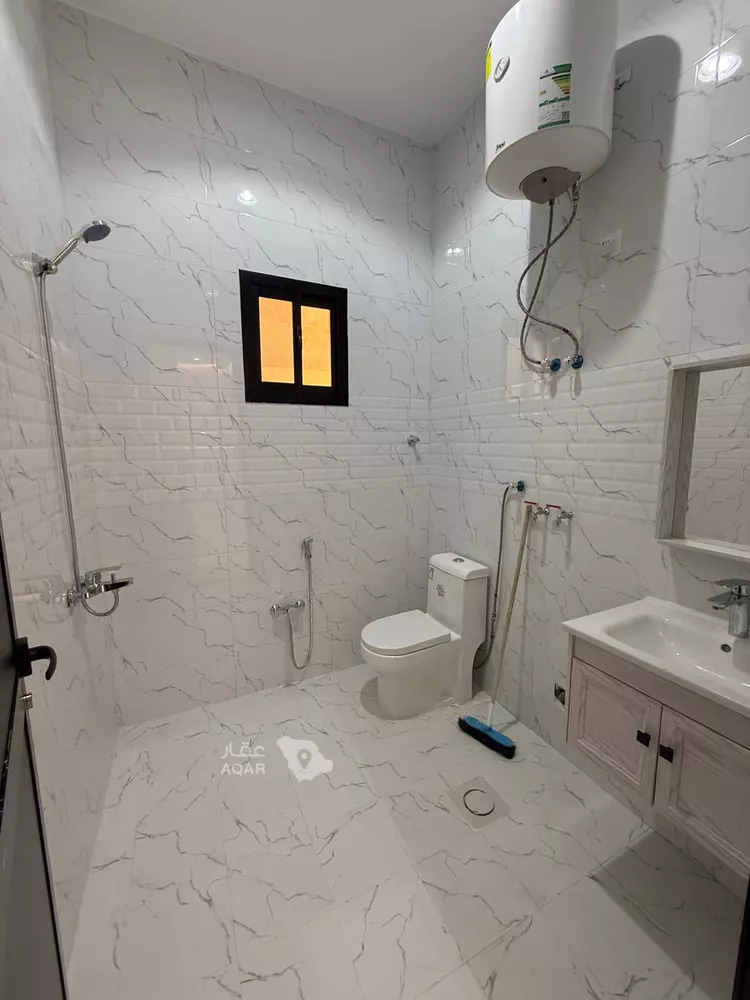 عمارة للبيع في شارع ناصر بن عبدالعزيز, حي الربيع, مدينة النعيرية, المنطقة الشرقية 8