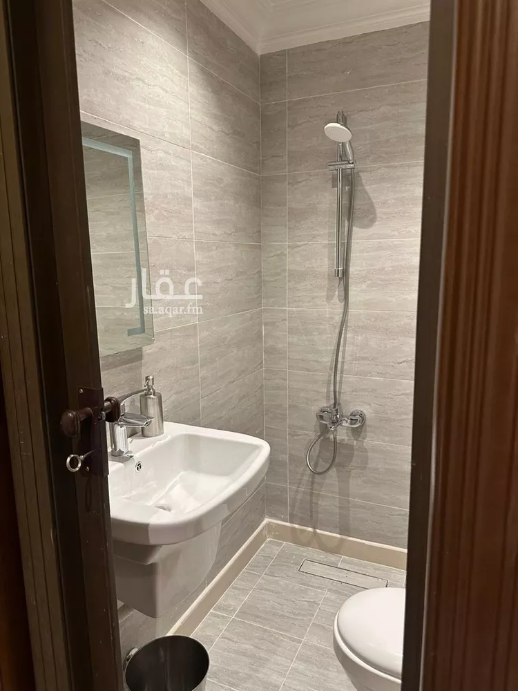 فيلا للإيجار في شارع أحمد بن عبدالغني اللخمي, حي الربيع, مدينة الرياض, منطقة الرياض صورة 5