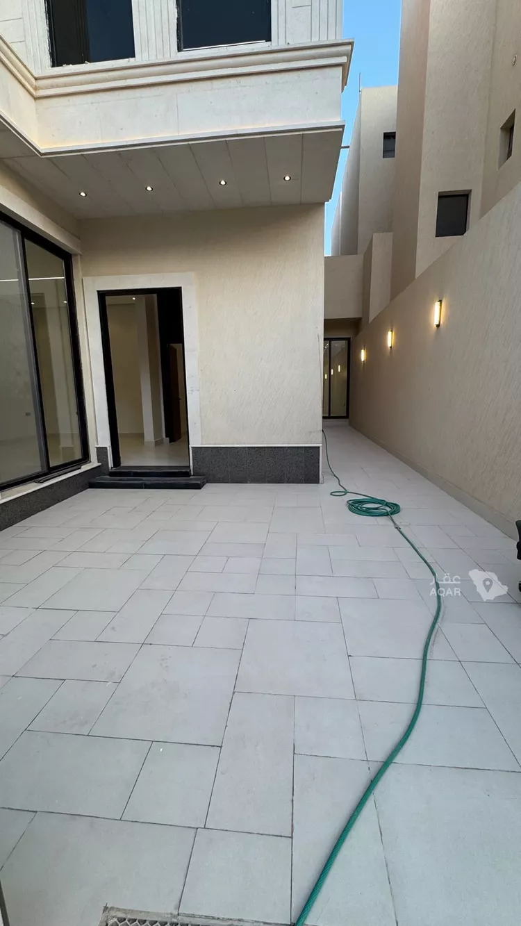 Floor for Sale in Riyadh Al Janadriyah