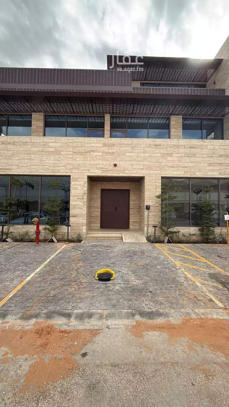 مكتب تجاري للإيجار في شارع سيبويه, حي الروضة, مدينة الرياض, منطقة الرياض 1 صورة