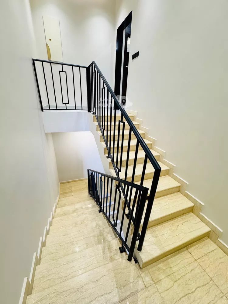 Floor for Sale in Riyadh Al Munsiyah 9