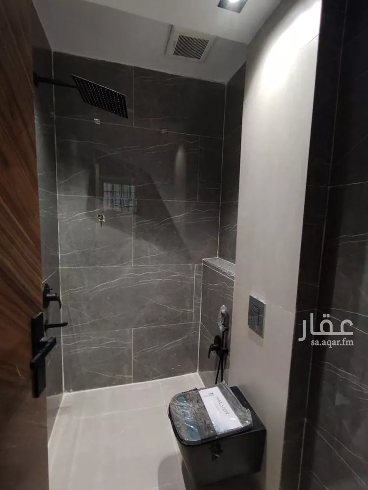 فيلا للبيع في شارع عبدالرحمن ابن مقبل, حي عكاظ, مدينة الرياض, منطقة الرياض