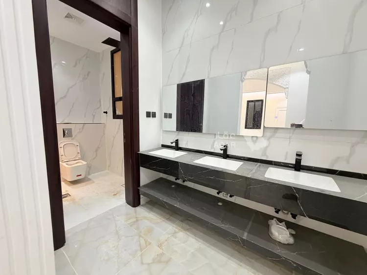 Floor for Sale in Riyadh Al Janadriyah 3