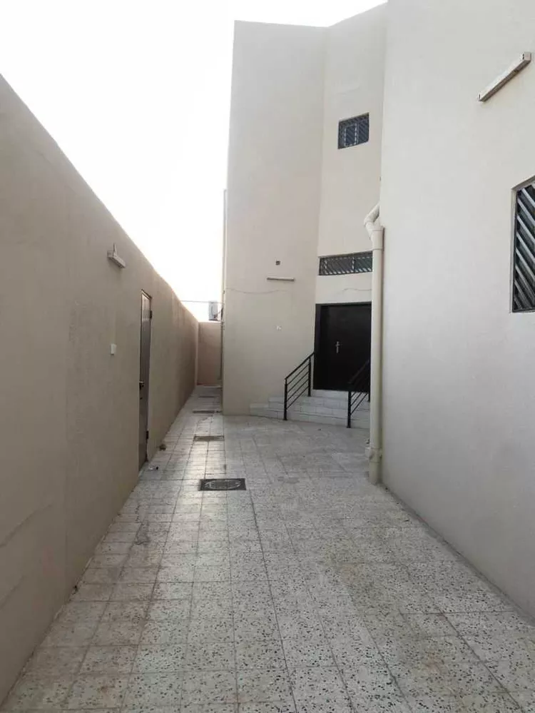 فيلا للبيع في شارع جابر الخزرجي, حي المطار, مدينة الرس, منطقة القصيم صورة 2