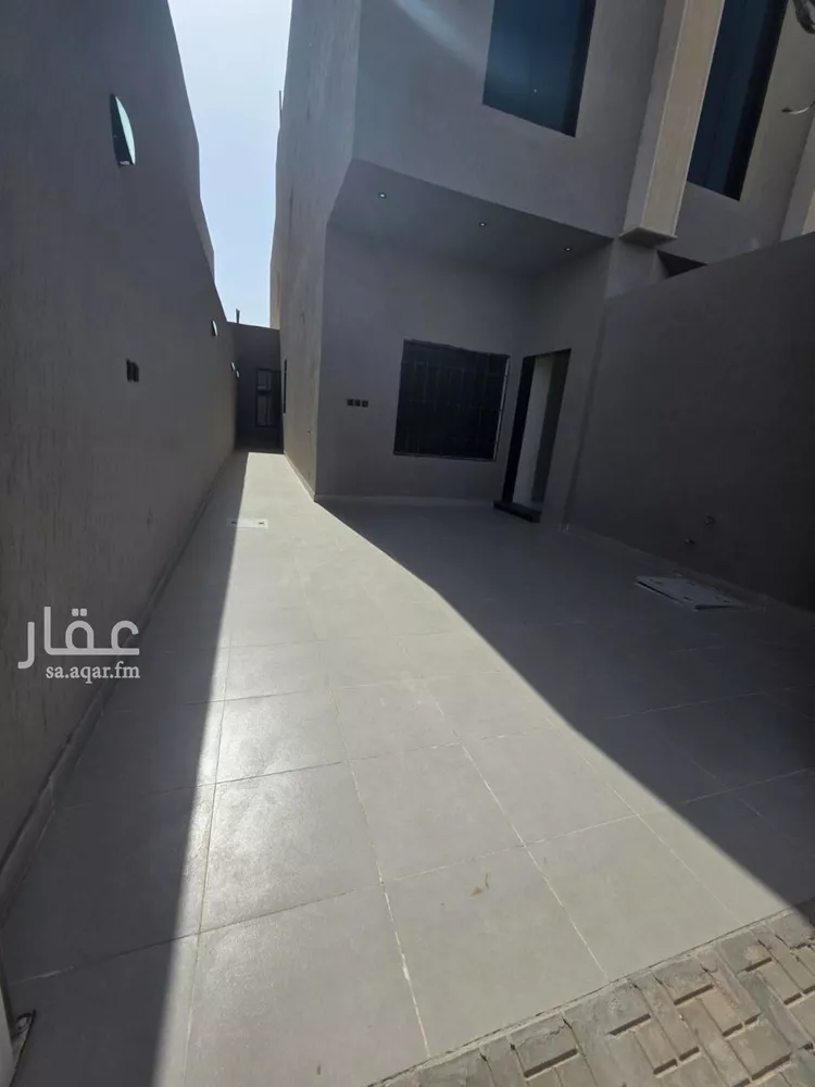 دور للبيع في شارع الإمام مالك, حي بدر, مدينة الرياض, منطقة الرياض صورة 5