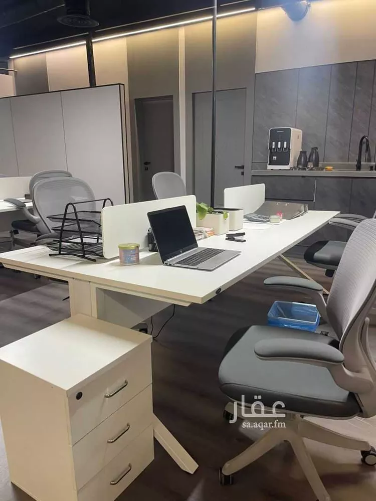 مكتب تجاري للإيجار في شارع ادريس بن العباس ، حي الملك فيصل ، الرياض ، منطقة الرياض