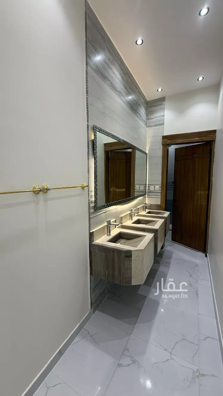 فيلا للبيع في شارع أم عبدالرحمن الصالحي, حي المهدية, مدينة الرياض, منطقة الرياض 15