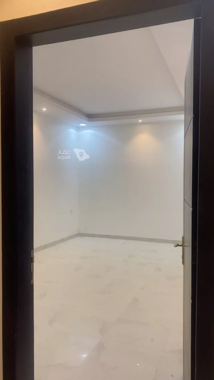 Floor for Rent in Riyadh Okaz 1 صورة