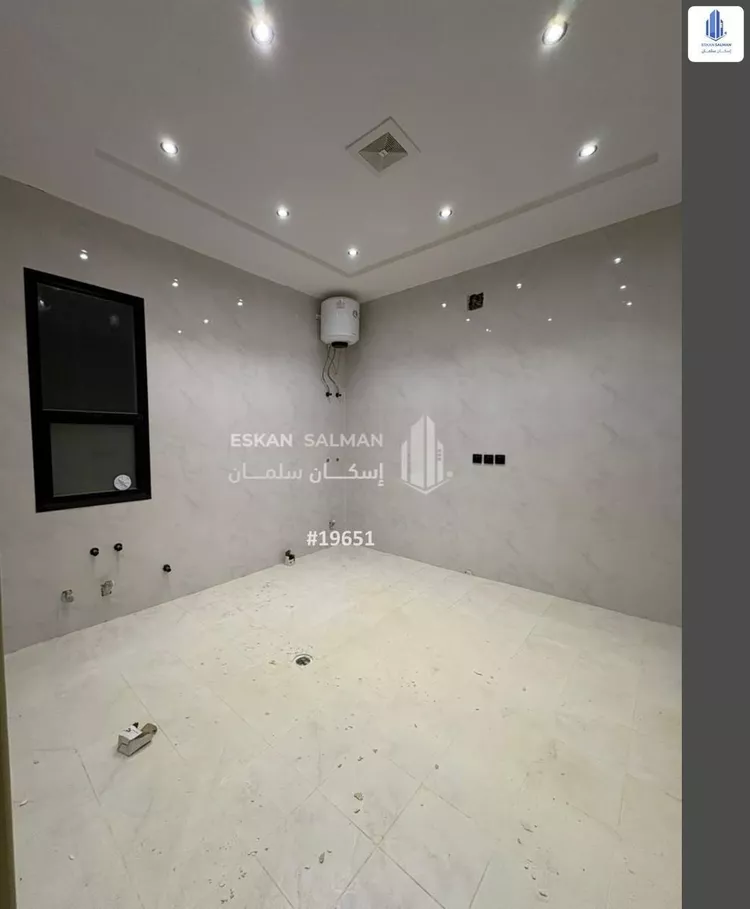 Floor for Sale in Riyadh Al Janadriyah 10
