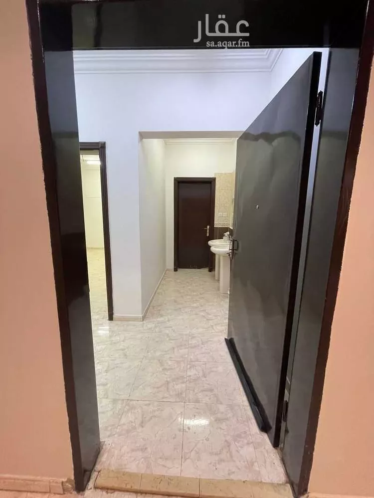 عمارة للإيجار في شارع عبدالرحمن بن قاسم, حي عكاظ, مدينة الرياض, منطقة الرياض