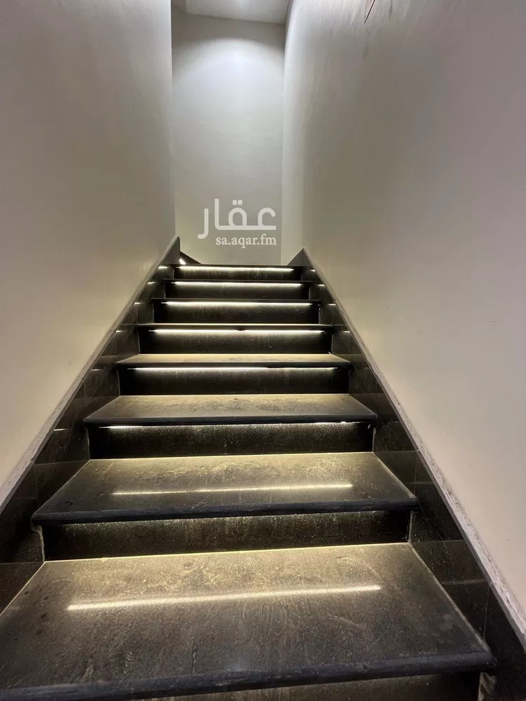 فيلا للبيع في شارع أبي الشيخ الأصبهاني, حي المهدية, مدينة الرياض, منطقة الرياض 15