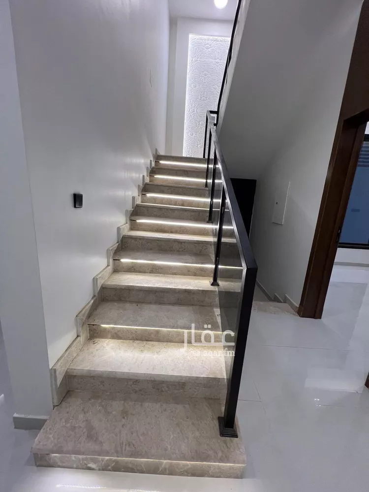 فيلا للبيع في شارع عبدالرحمن بن مفيريج, حي العريجاء الأوسط, مدينة الرياض, منطقة الرياض صورة 2