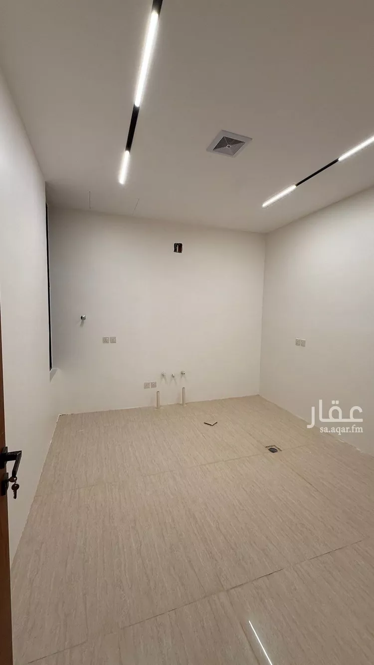 فيلا للبيع في شارع عبداللطيف بن المبارك, حي المهدية, مدينة الرياض, منطقة الرياض صورة 4