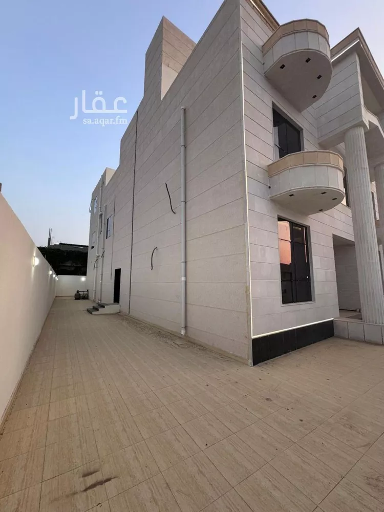 فيلا للبيع في شارع ريحانة بنت زيد, حي الإسكان, مدينة صامطه, منطقة جازان صورة 2