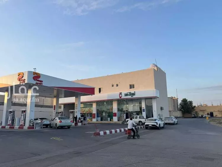 محل للبيع في شارع طريق الملك فيصل, حي المطار, مدينة عرعر, منطقة الحدود الشماليه