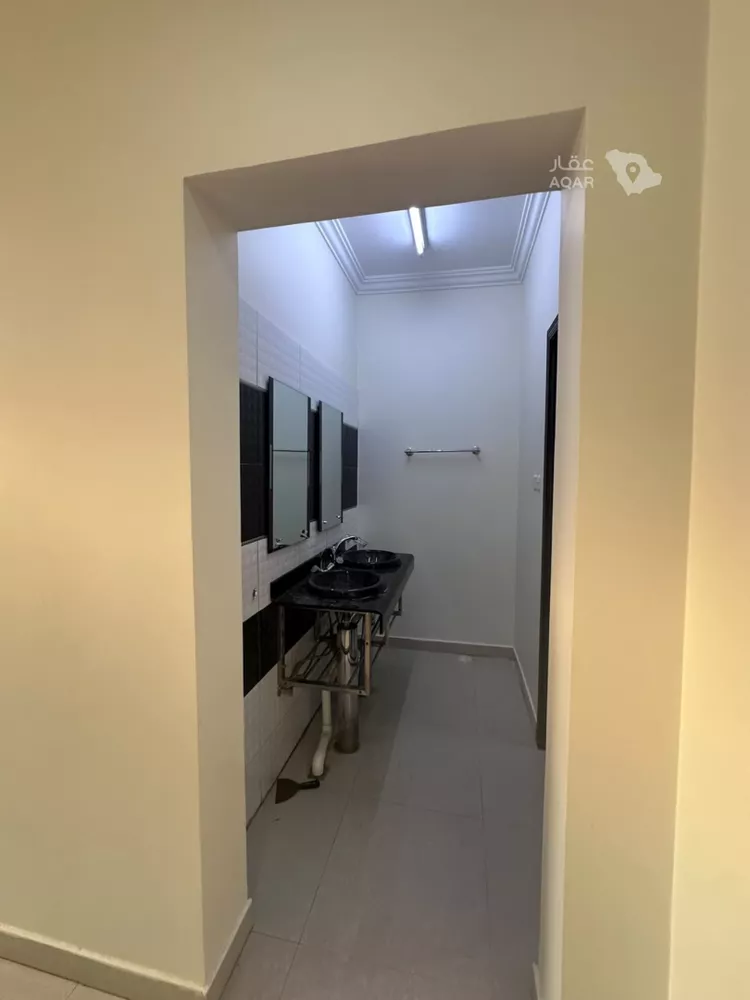 Floor for Rent in Riyadh Al Qirawan 4