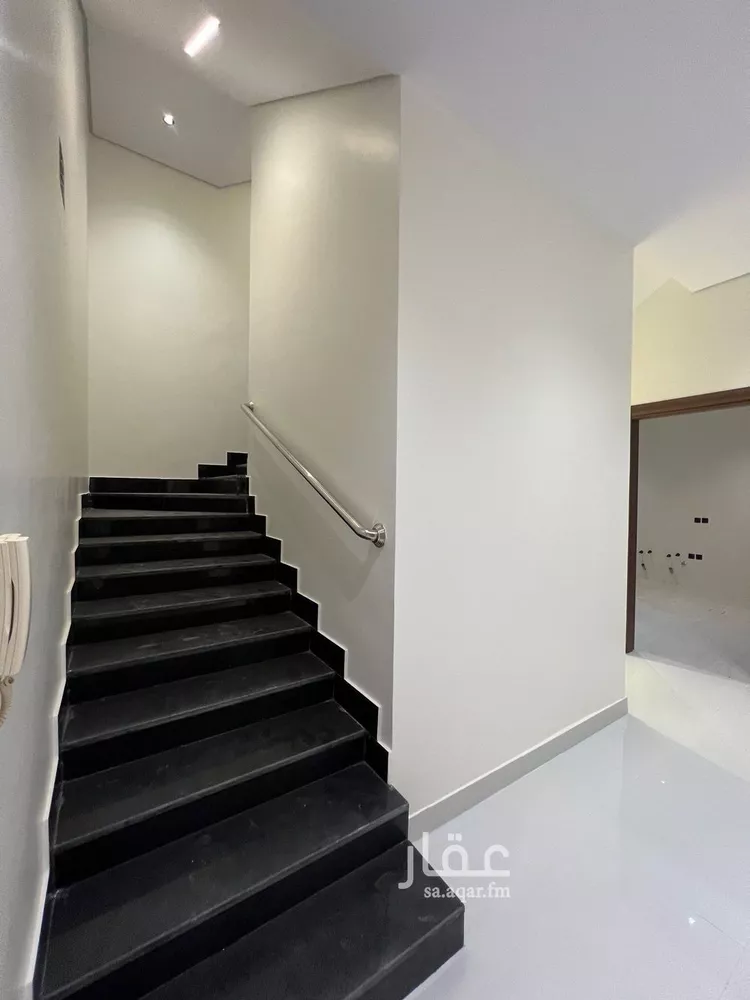 فيلا للبيع في شارع عبدالله النحوي, حي المهدية, مدينة الرياض, منطقة الرياض صورة 5