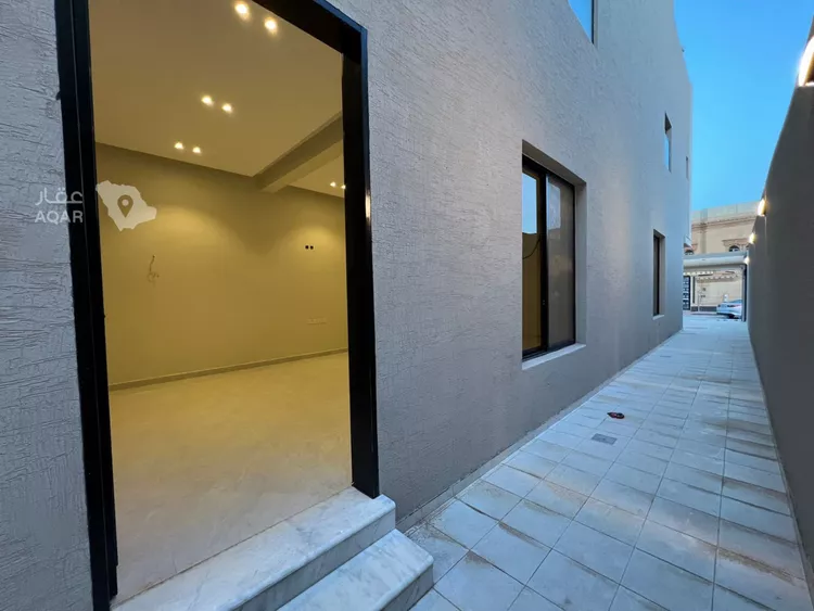 Floor for Sale in Riyadh Al Khaleej 2