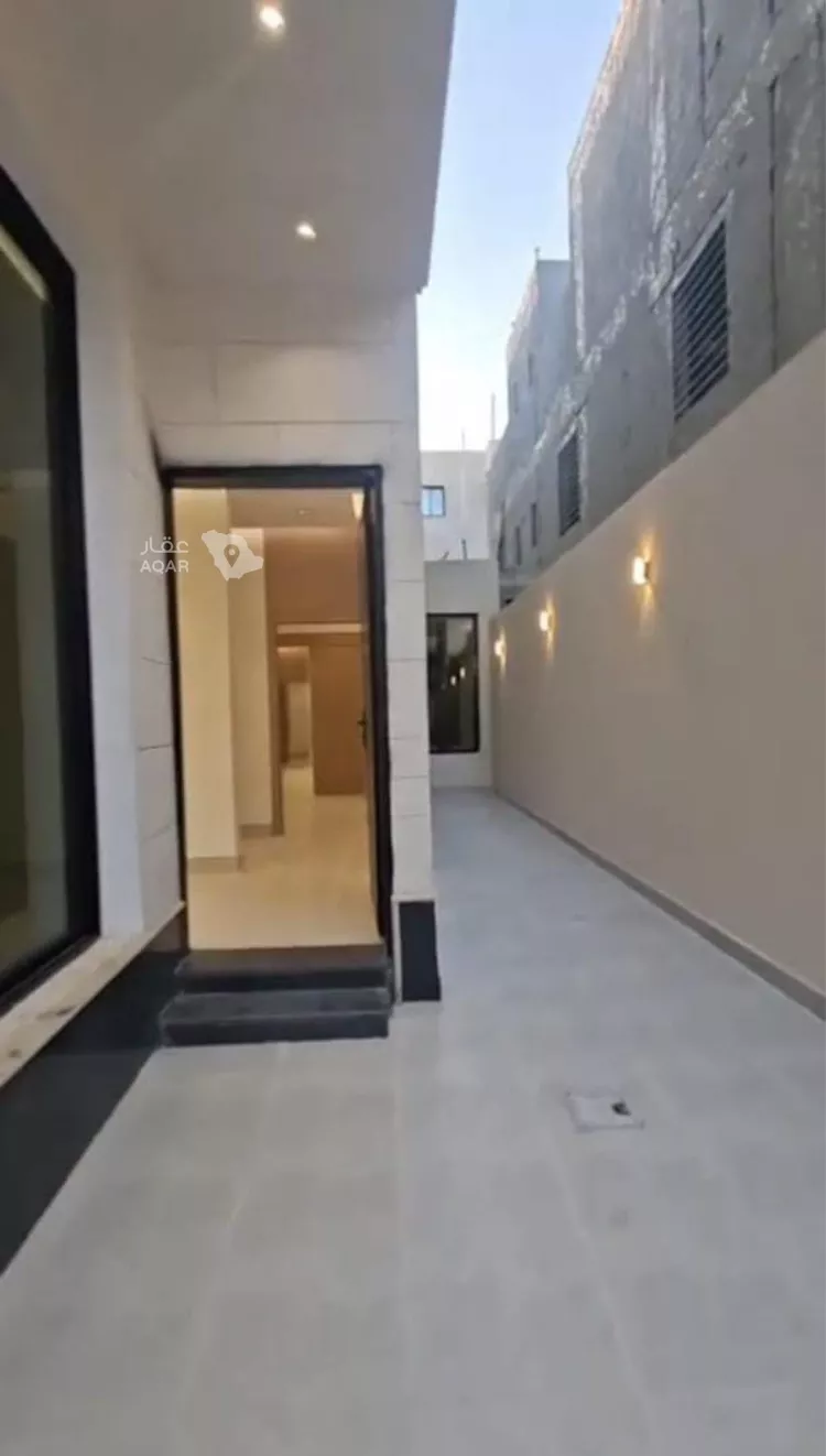 Floor for Sale in Riyadh Al Janadriyah 2