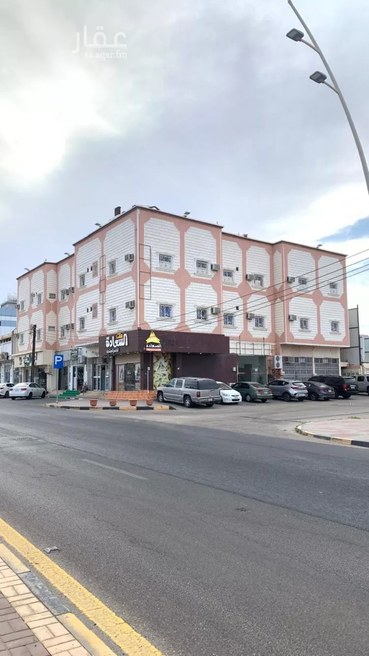 عمارة للبيع في شارع الملك فيصل ابن عبدالعزيز, حي الضباط, مدينة نجران, منطقة نجران