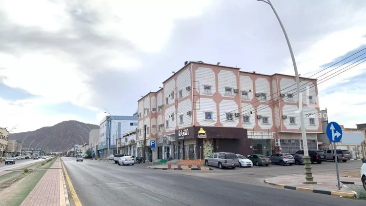 عمارة للبيع في شارع الملك فيصل ابن عبدالعزيز, حي الضباط, مدينة نجران, منطقة نجران صورة 2
