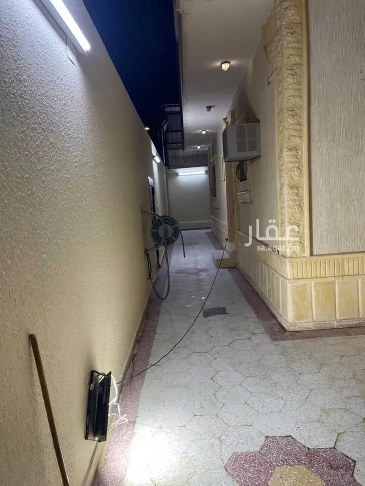 Floor for Rent in Riyadh Al Uraija Al Wusta 2