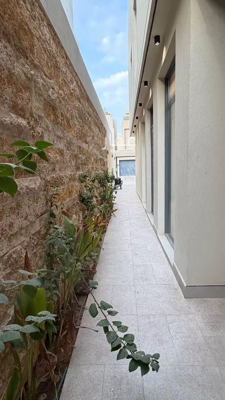 Floor for Sale in Riyadh Al Arid 15