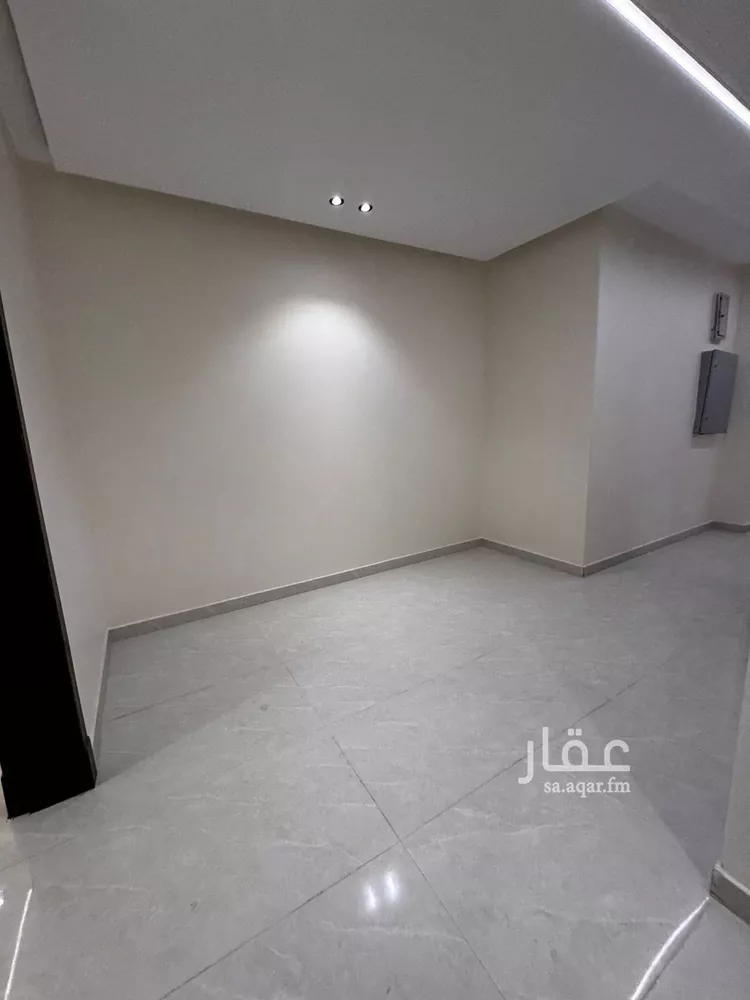 فيلا للبيع في شارع أحمد بن محمد العيالي, حي عكاظ, مدينة الرياض, منطقة الرياض 8