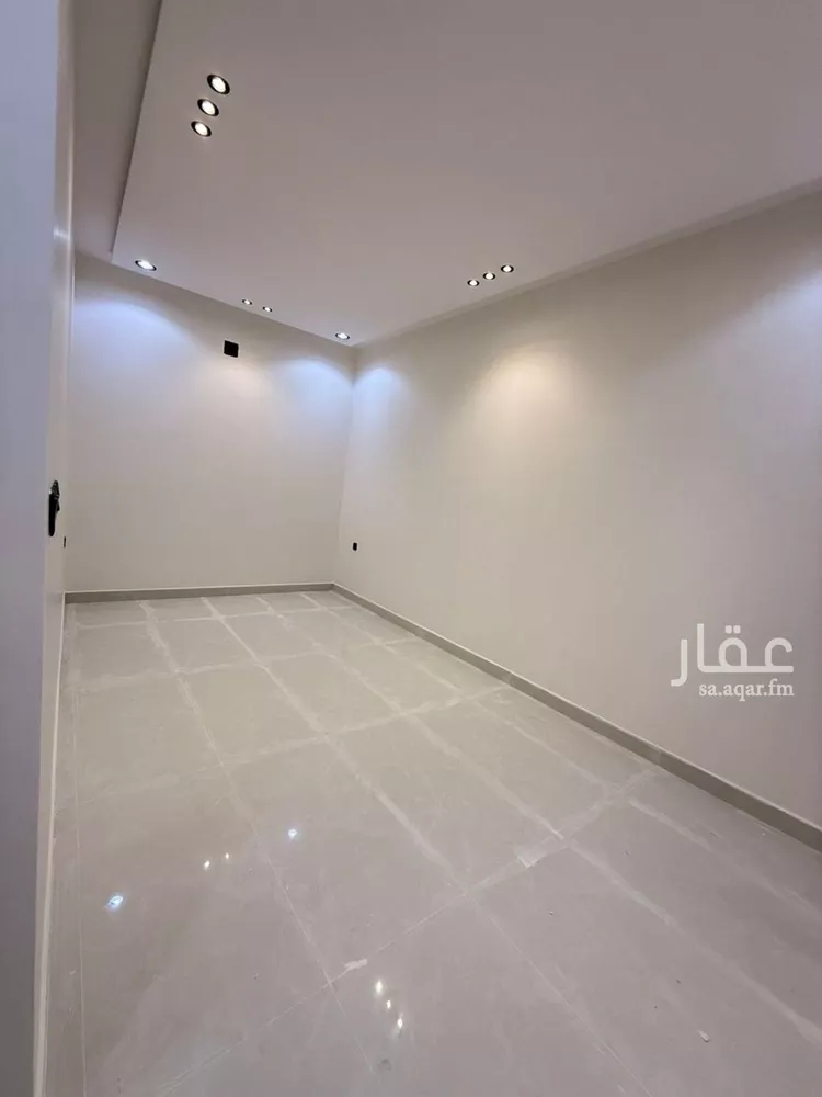 فيلا للبيع في شارع عبدالرحمن ابن مقبل, حي عكاظ, مدينة الرياض, منطقة الرياض صورة 4