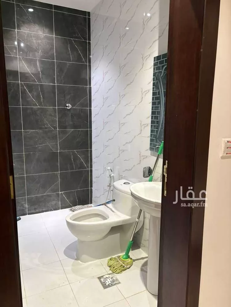 عمارة للإيجار في شارع الملك عبدالعزيز ال سعود, حي حي ج3, مدينة حريملاء, منطقة الرياض