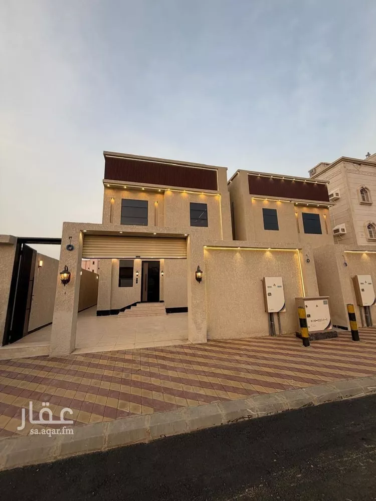 فيلا للبيع في شارع الامير سعود الفيصل, حي الورود, مدينة صامطة, منطقة جازان