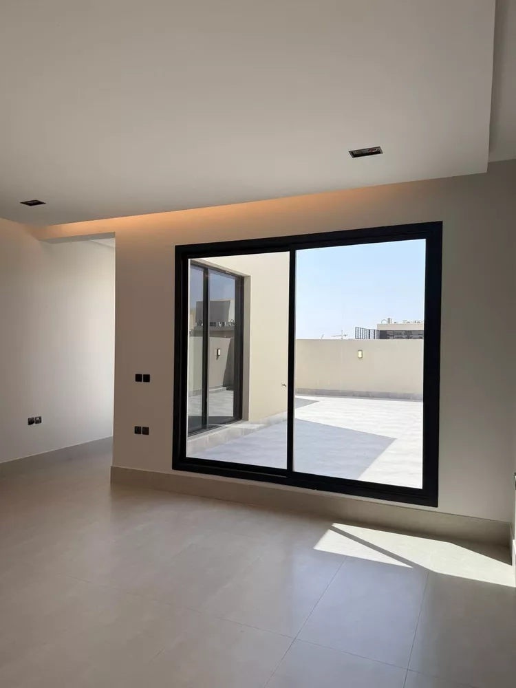 Floor for Sale in Riyadh Al Arid 7