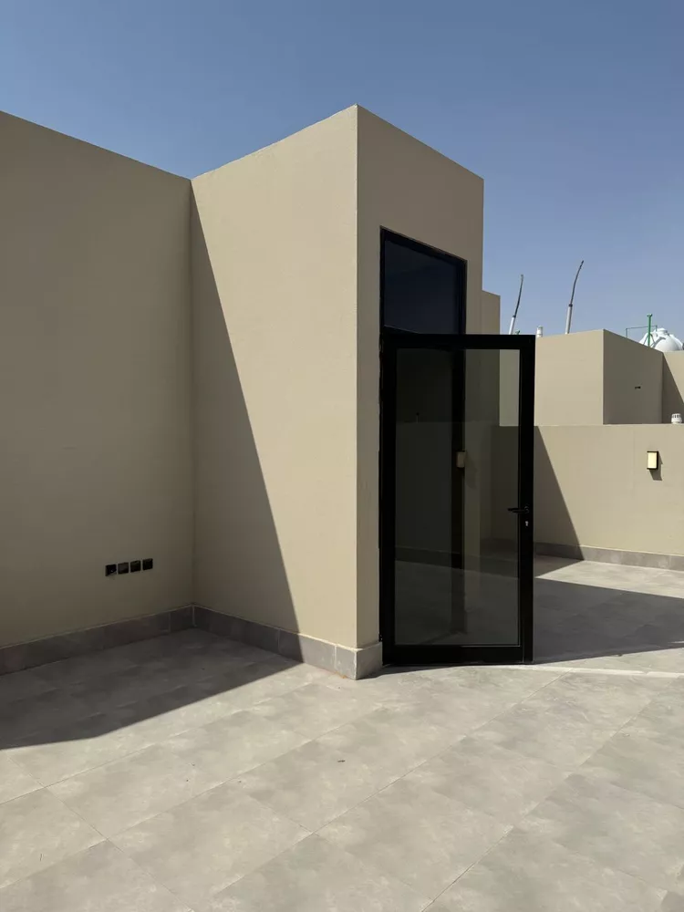 Floor for Sale in Riyadh Al Arid 12