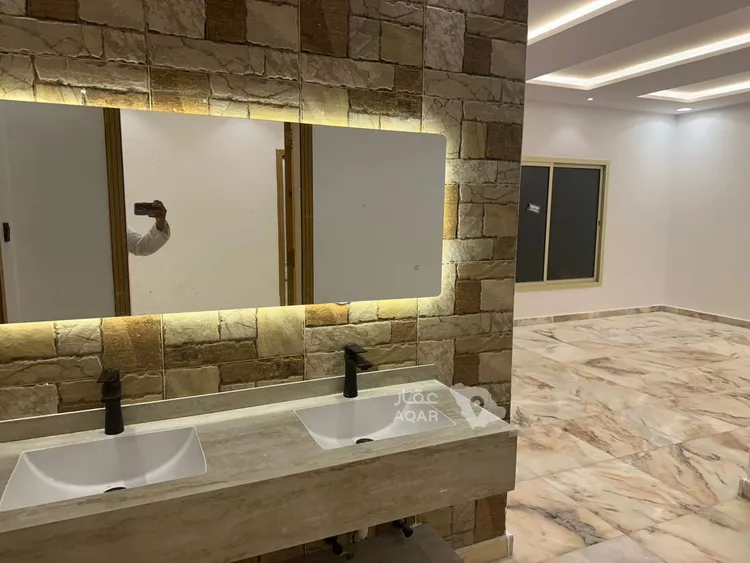 Floor for Rent in Riyadh Al Arid 11