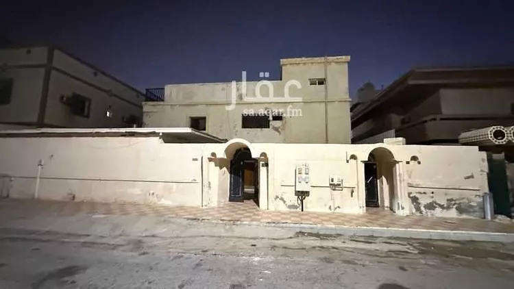 فيلا للبيع في شارع شارع عرض 12 متر, حي العزيزية, مدينة الخفجي, المنطقة الشرقية صورة 2