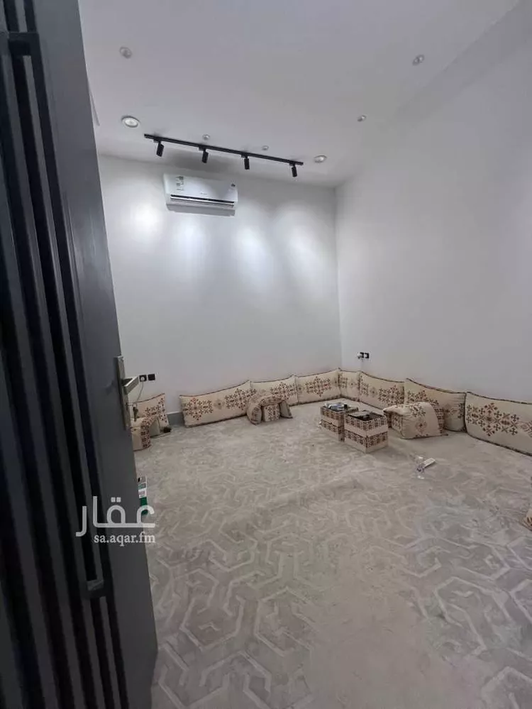 Floor for Sale in Riyadh Al Qadisiyah 11