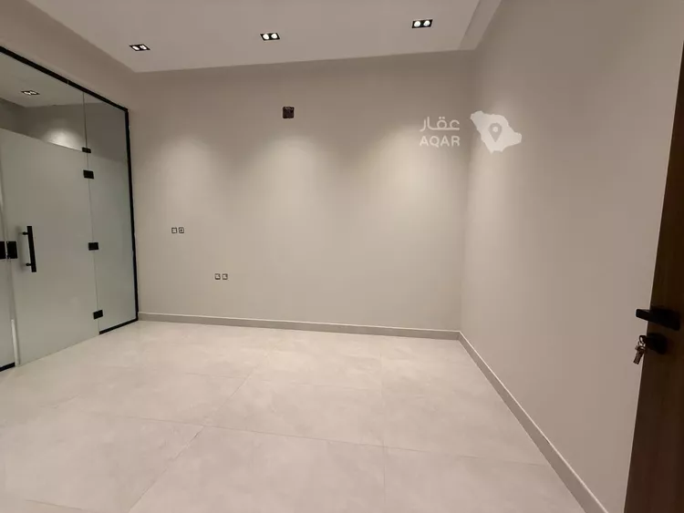 Floor for Sale in Riyadh Al Khaleej 11