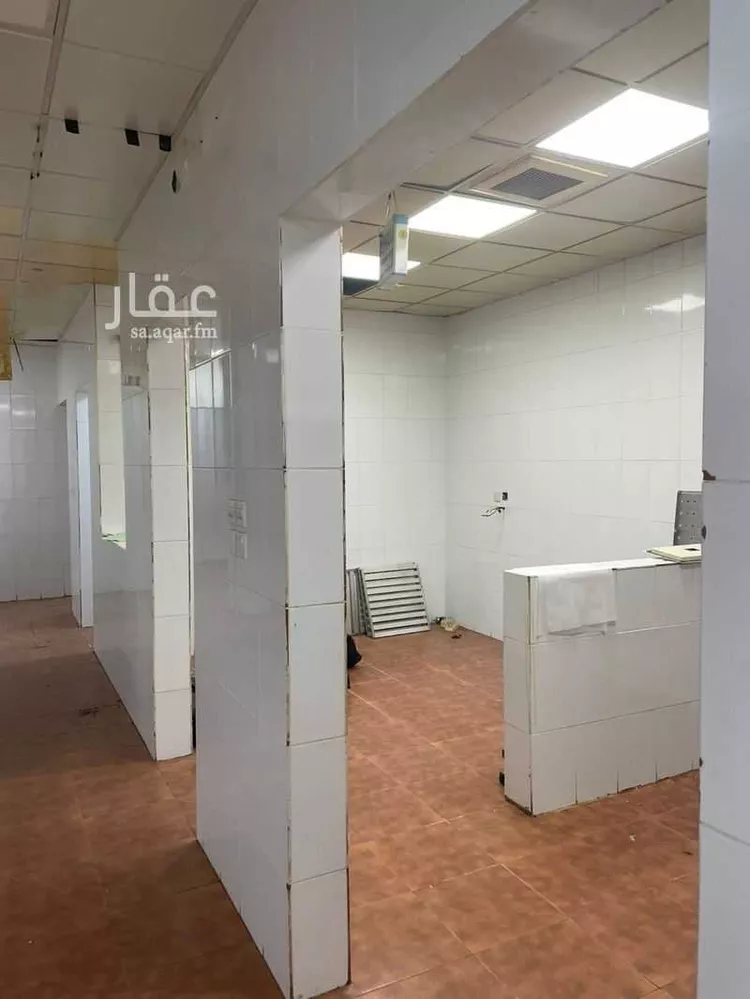 محل للإيجار في شارع زيد بن حارثه, حي الملك فهد, مدينة المدينه المنوره, منطقة المدينة المنورة صورة 2