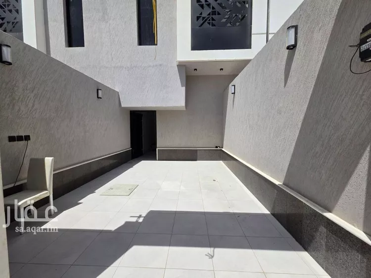 Floor for Sale in Riyadh Al Janadriyah