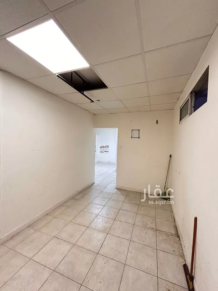 مكتب تجاري للإيجار في شارع الشيخ سلمان بن حمد آل خليفة, حي الملز, مدينة الرياض, منطقة الرياض 1 صورة