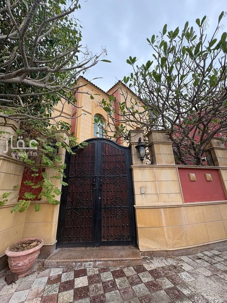 فيلا للبيع في شارع ابراهيم الدينوري, حي الدوحة الجنوبية, مدينة الظهران, المنطقة الشرقية