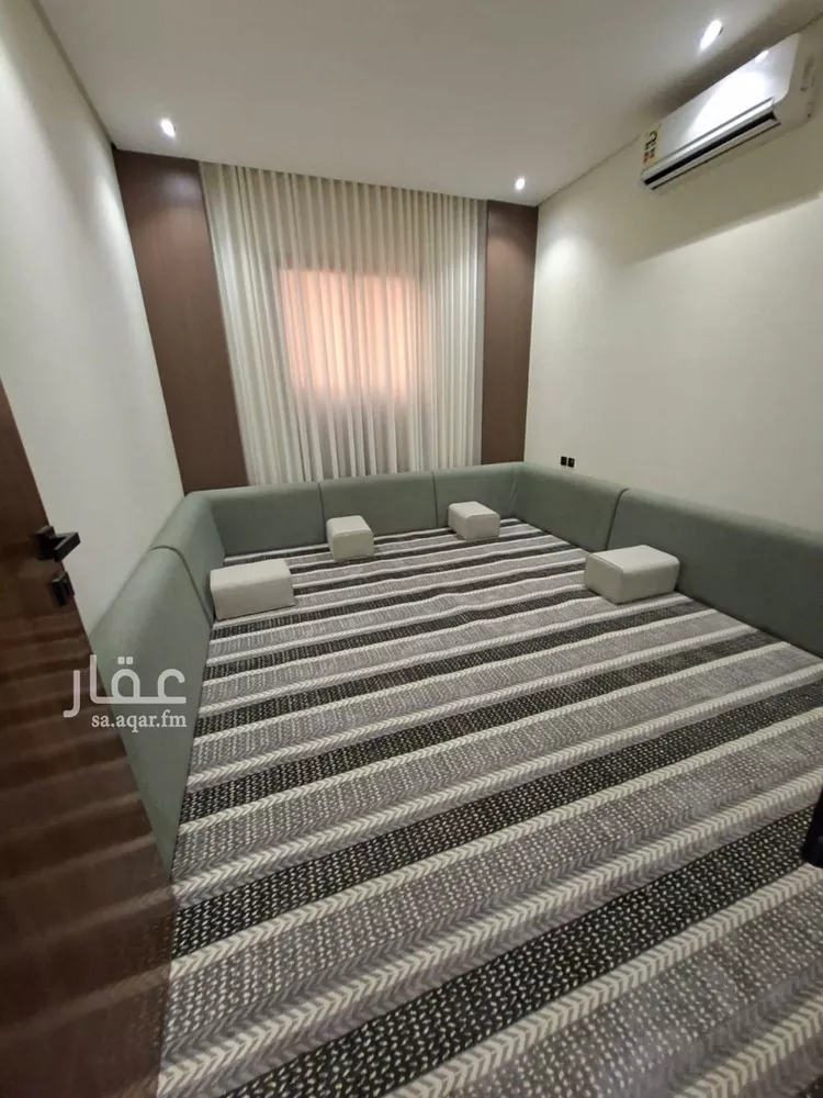 فيلا للبيع في شارع عبداللطيف المبارك, حي عكاظ, مدينة الرياض, منطقة الرياض 18