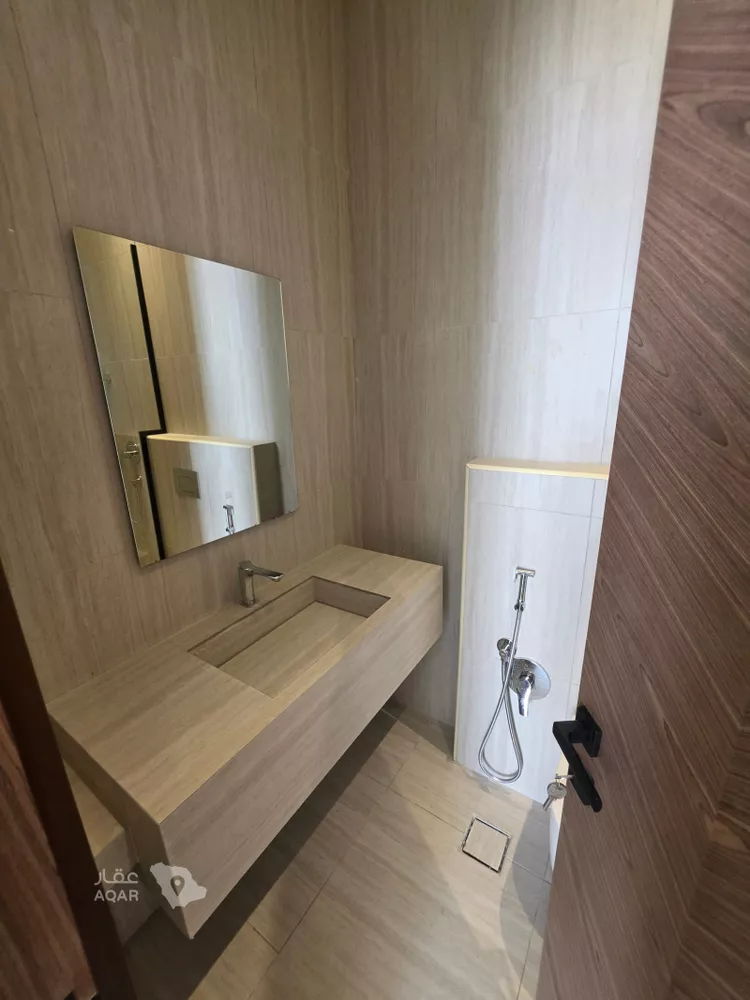Floor for Rent in Riyadh Al Qirawan 4