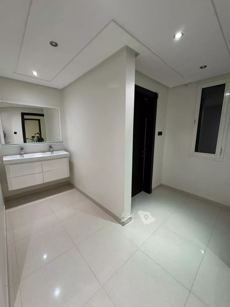 Floor for Rent in Riyadh Al Malqa 8