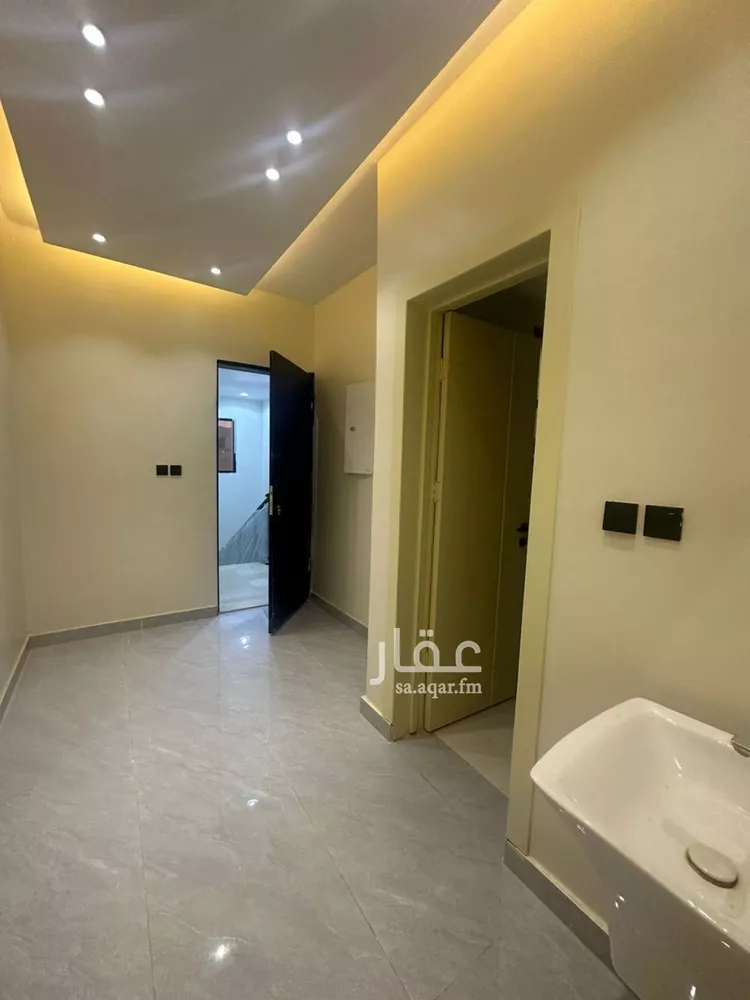 Floor for Sale in Riyadh Okaz 16