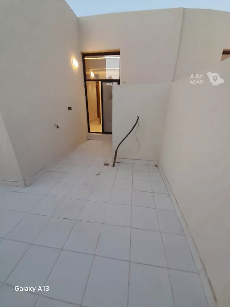 Floor for Sale in Riyadh Dirab 18