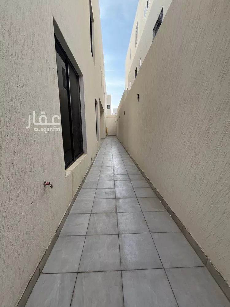 Floor for Sale in Riyadh Al Janadriyah 7