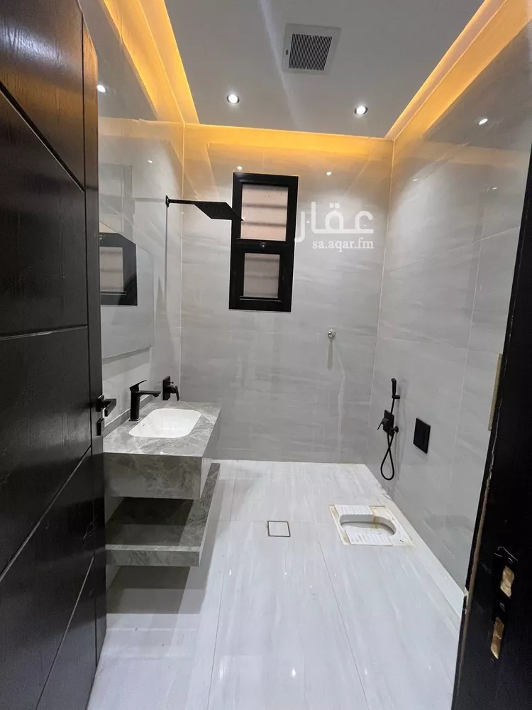 Floor for Sale in Riyadh Al Janadriyah 6