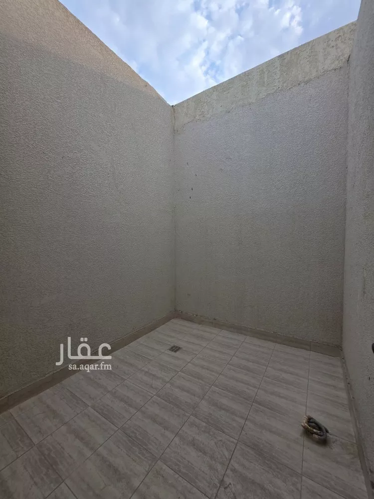 شقة للبيع في شارع عبدالجليل الأوسي, حي ظهرة البديعة, مدينة الرياض, منطقة الرياض 8
