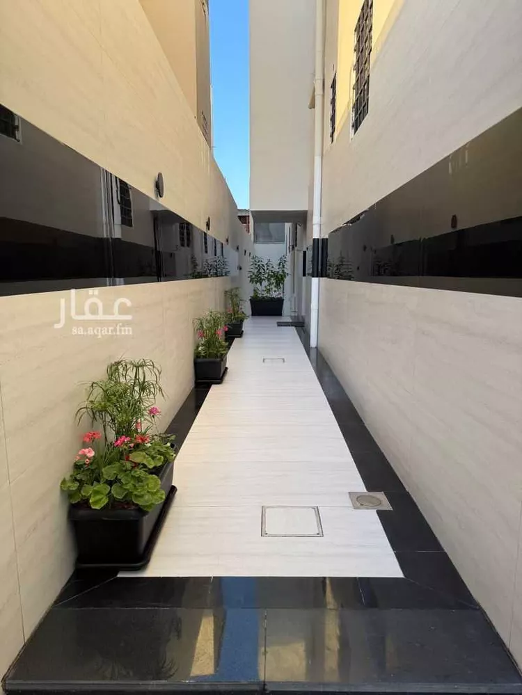 عمارة للإيجار في شارع طريق الامير عبدالعزيز بن مساعد, حي بدنة, مدينة عرعر, منطقة الحدود الشماليه صورة 2